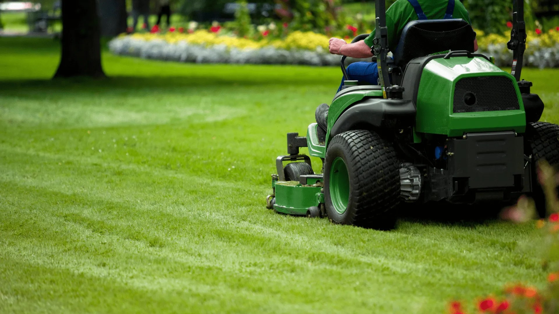5 Key Advantages of Hiring Lawn Mower Repair Services